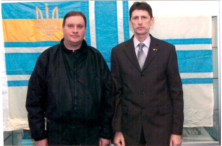 Іл. 11. Капітан 2 рангу Ю. Лужецький (ліворуч) та народний депутат України ІІ скликання В. Шевченко на фоні першого прапора сучасних ВМСУ.