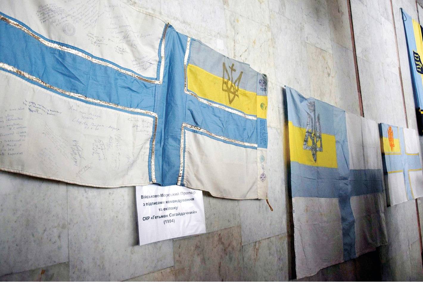 Іл. 13. Виставка прапорів графа Ореста Кареліна-Романишина. Одеса 29.04.18 р. Фото з веб-сайту «Цензор.Нет». #ВідроджуємоРазомІсторіюВМС, #ВМСУкраїниДеньЗаДнем
