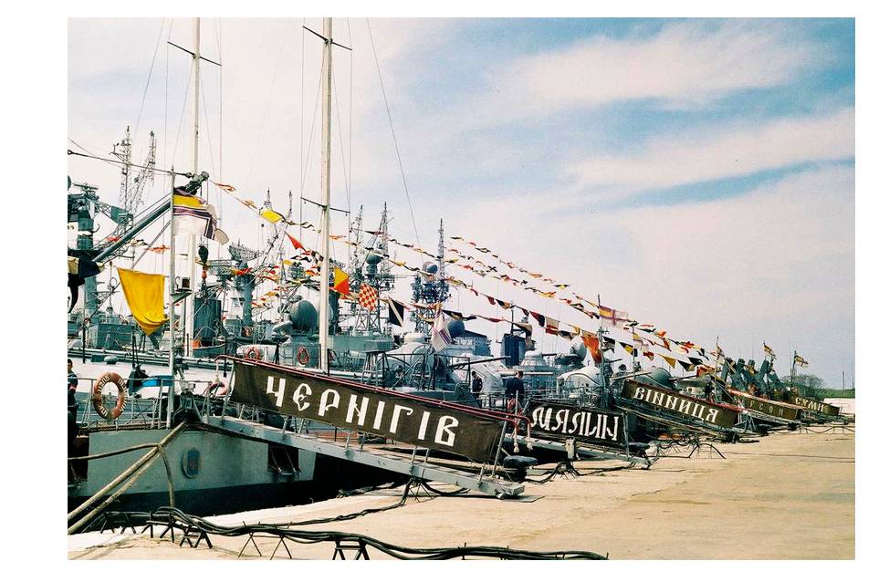 Іл. 36. Урочисте підняття прапорів у затоці Донузлав в 97 р. під час передачі кораблів до складу ВМСУ.