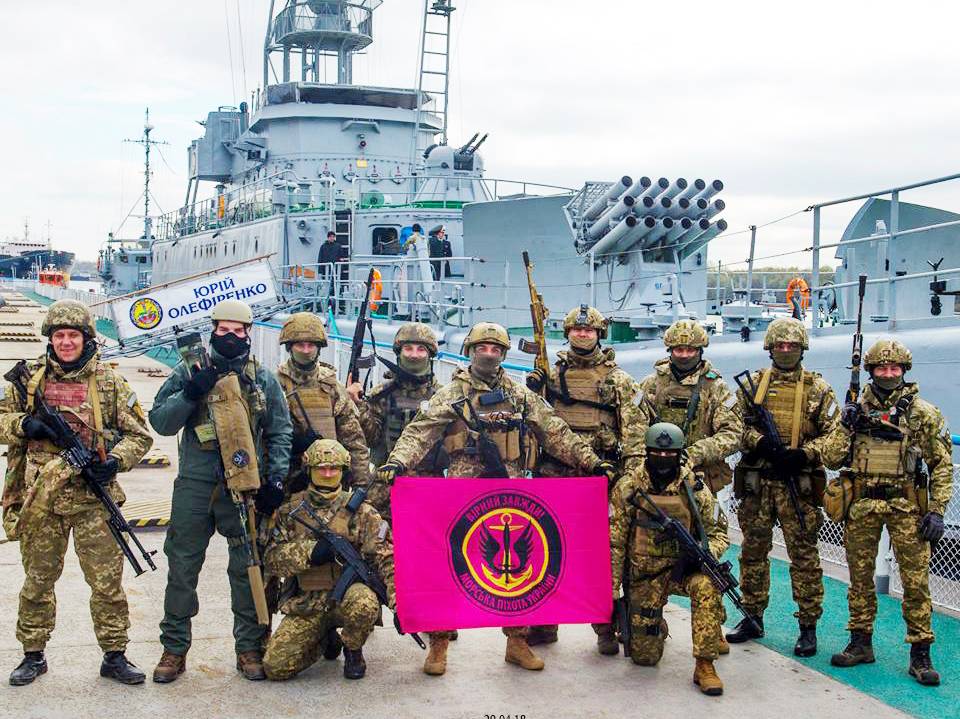 Іл. 63. Група морських піхотинців з прапором.
