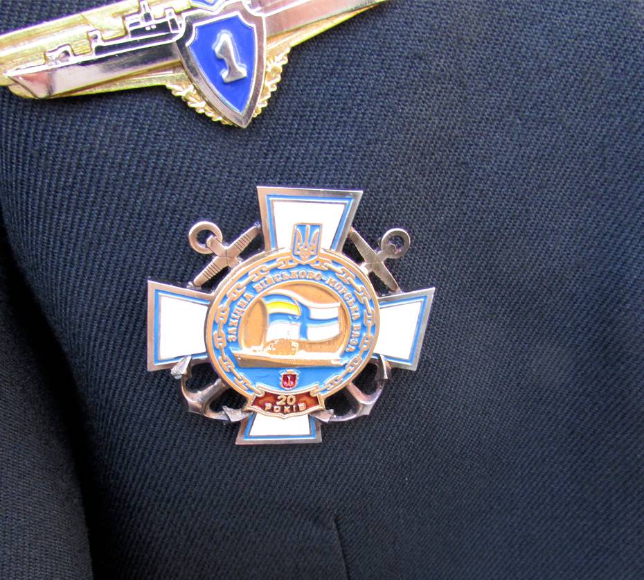 Ювілейний знак «З нагоди 20-ї річниці створення Західної військово-морської бази» на військовій формі одягу.