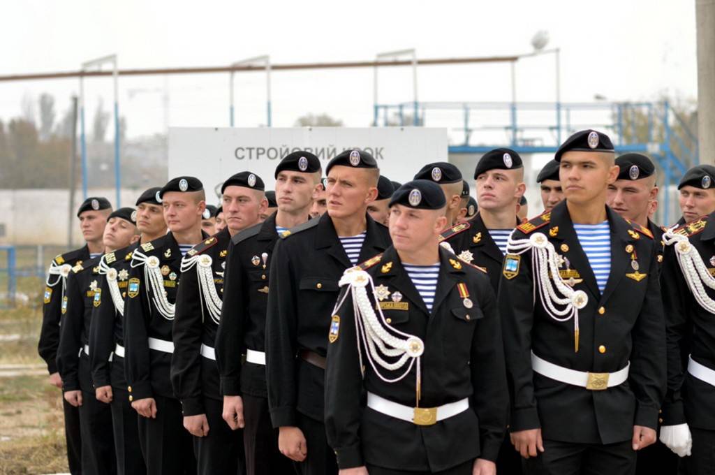 Шикування морських піхотинців. Шеврони приналежності до ВМС розташовані на правому рукаві, хоча на той час вони повинні були бути на лівому.