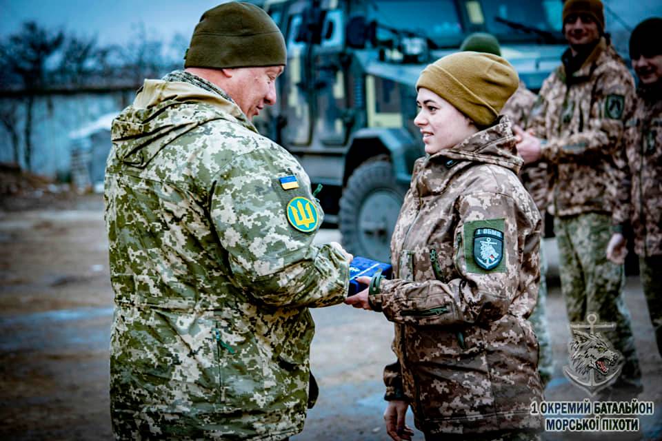 Нагородження військовослужбовиці 1-го окремого батальйону морської піхоти. Нарукавна емблема морської піхоти на правому рукаві, емблема 1-го ОБМП - на лівому.